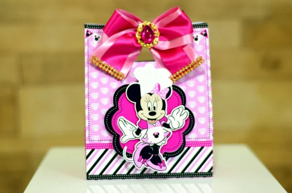 Caixas personalizadas em camadas com elementos de doces, batedeira e laço da Minnie. Arquivo digital de corte em formatos Studio e em PDF.
