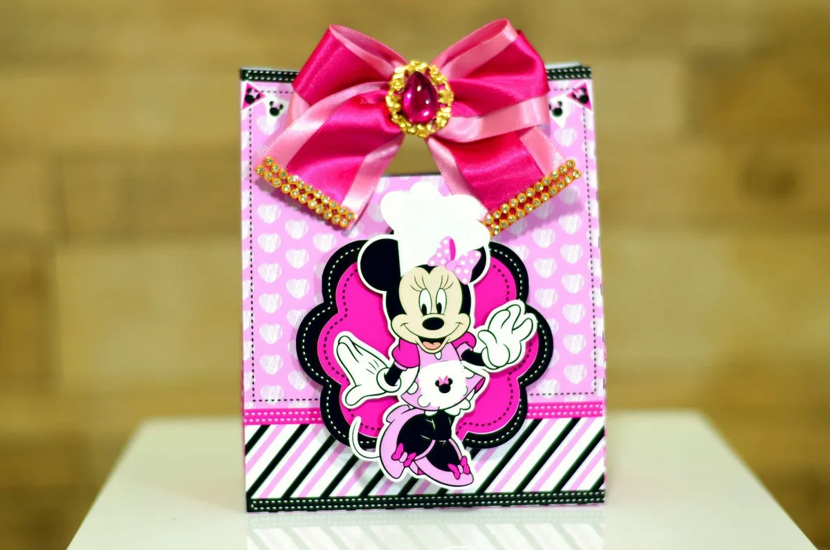 Caixas personalizadas em camadas com elementos de doces, batedeira e laço da Minnie. Arquivo digital de corte em formatos Studio e em PDF.