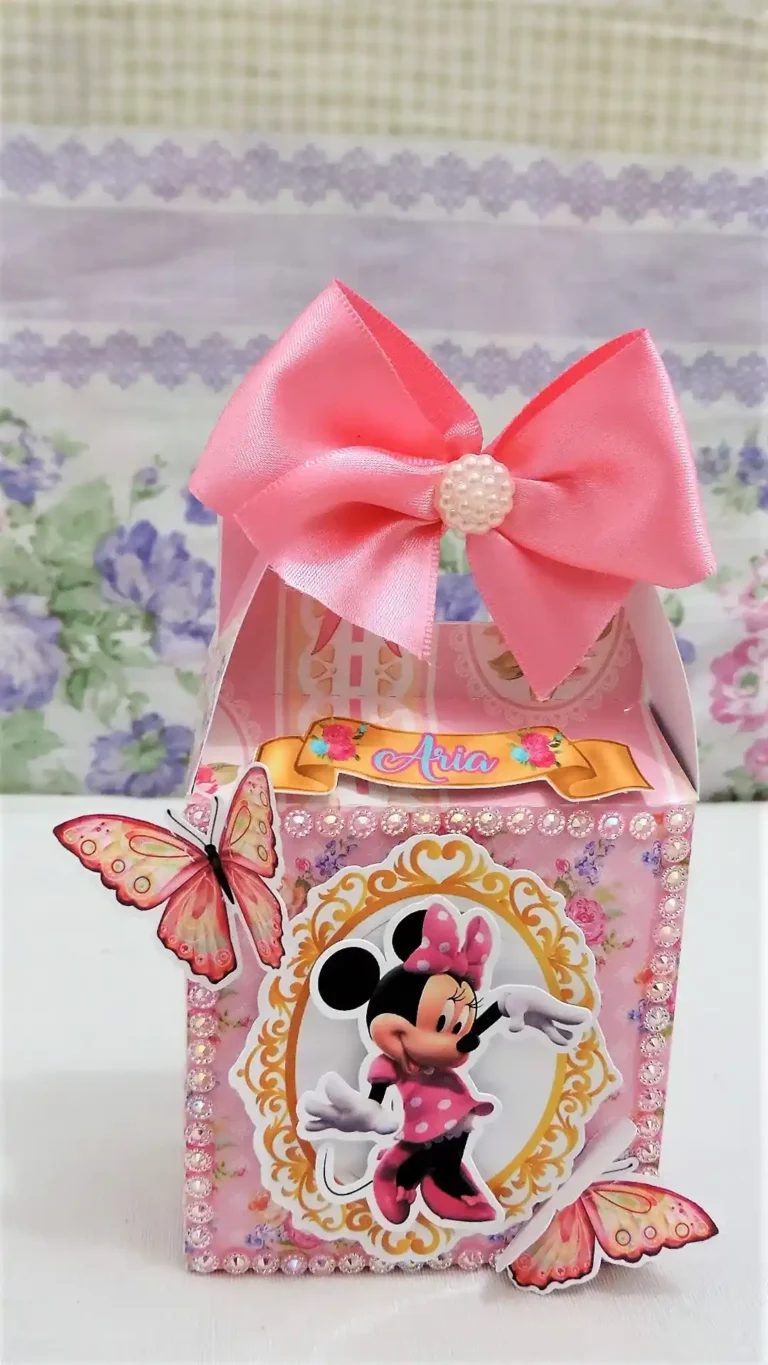 Detalhe do molde digital de topo de bolo Minnie e Borboleta em camadas para Silhouette Studio com elementos florais e borboletas.
