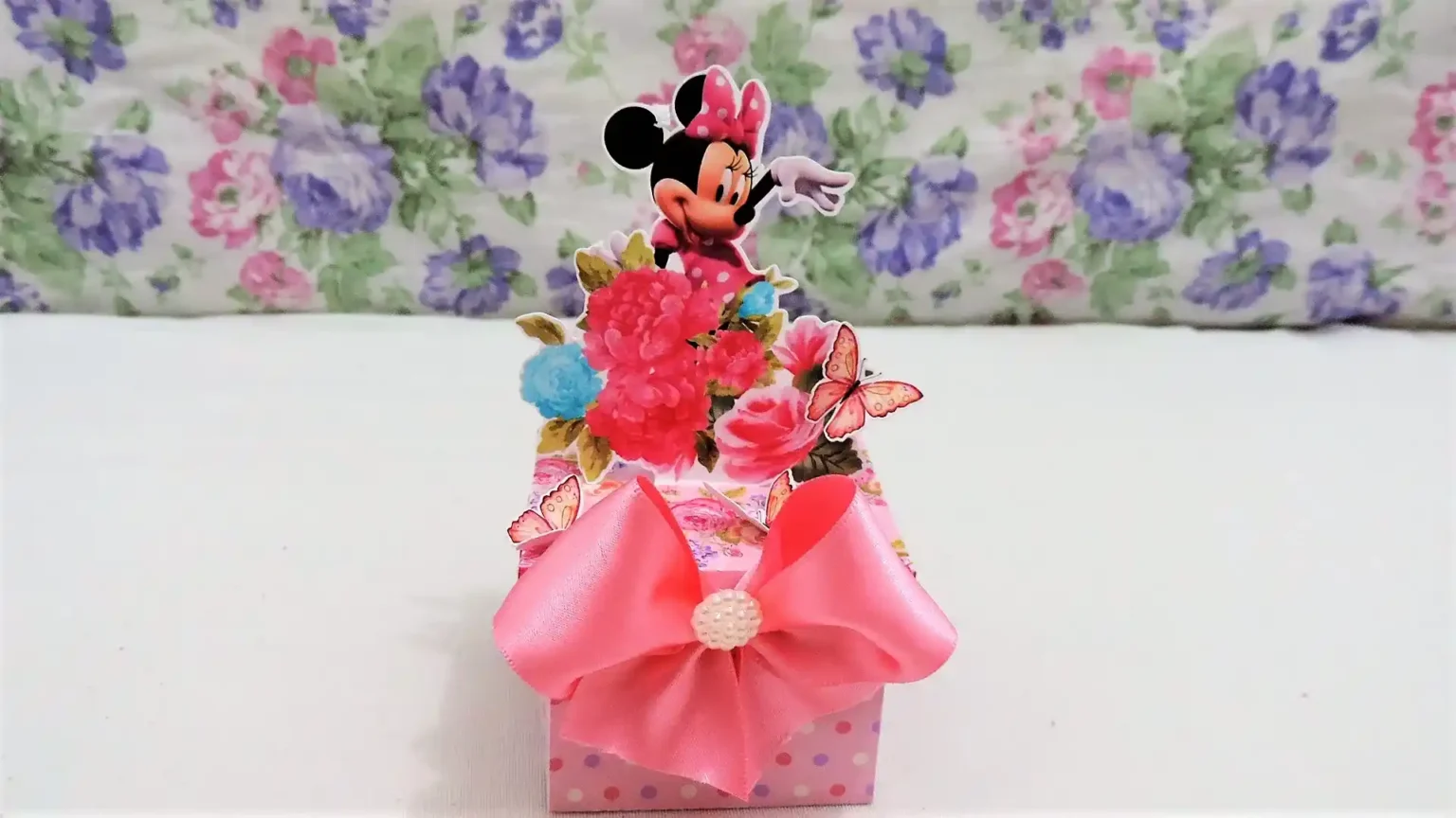 Camadas sobrepostas e recortes precisos do tema Minnie e Borboleta para topo de bolo no software Silhouette Studio.