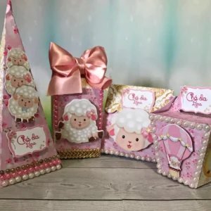 Arquivo de corte digital de topo de bolo de Ovelhinha Menina em formato Studio para Silhouette, mostrando uma ovelha fofa com laço rosa na cabeça, cercada por nuvens delicadas, estrelas, flores pequenas e uma cerca de madeira estruturados em camadas para recorte tridimensional.