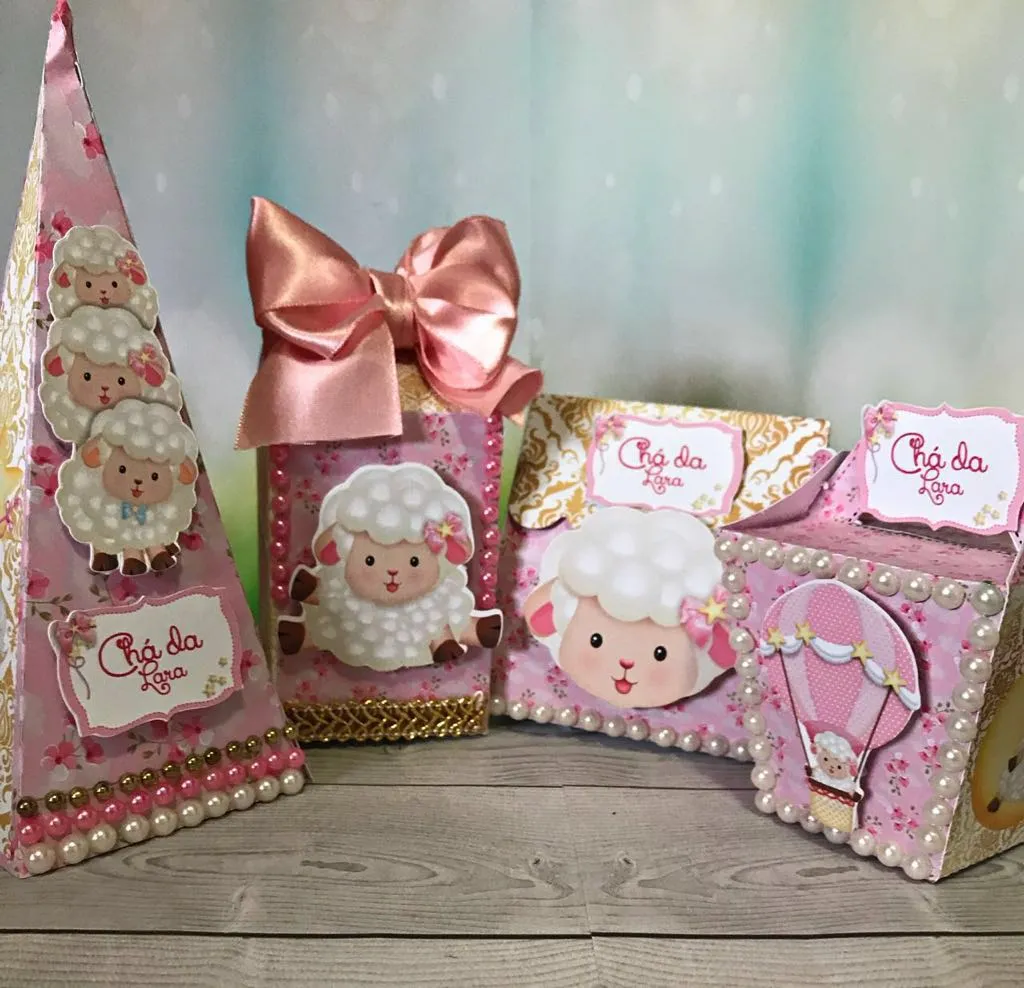 Arquivo de corte digital de topo de bolo de Ovelhinha Menina em formato Studio para Silhouette, mostrando uma ovelha fofa com laço rosa na cabeça, cercada por nuvens delicadas, estrelas, flores pequenas e uma cerca de madeira estruturados em camadas para recorte tridimensional.