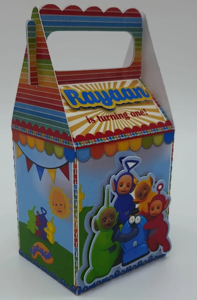 Projeto digital de topo de bolo dos Teletubbies com as silhuetas dos personagens, o sol com rosto de bebé e colinas verdes aberto em software de recorte.