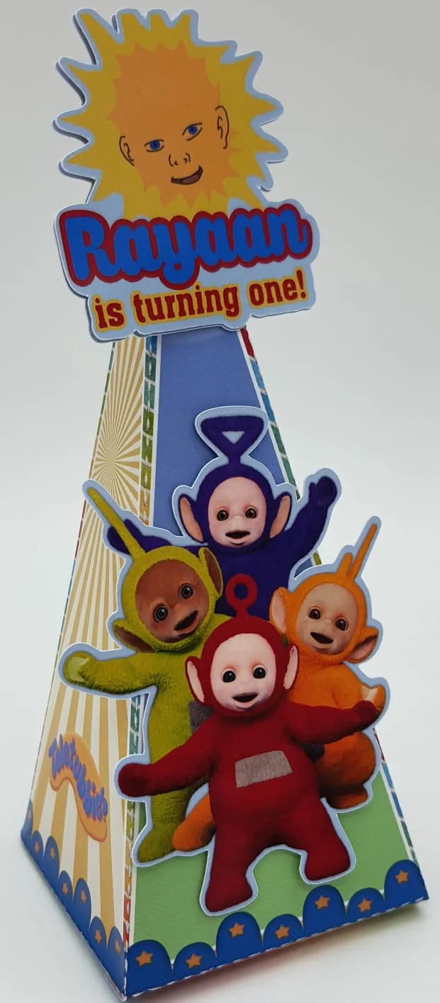 Arquivos digitais abertos em programa de recorte mostrando moldes de caixas personalizadas, tags com os personagens e toppers de bolo do tema Teletubbies.