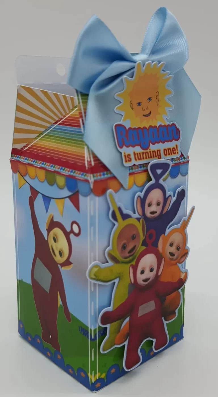 Molde de corte para topper de bolo de aniversário infantil com os contornos e cores dos quatro personagens dos Teletubbies em formato Studio e PDF.
