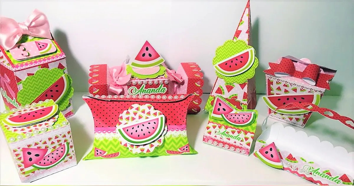 Lembrancinha personalizada de aniversário com estampa de melancia e caroços em camadas. Arquivo de corte digital configurado para Silhouette Studio.
