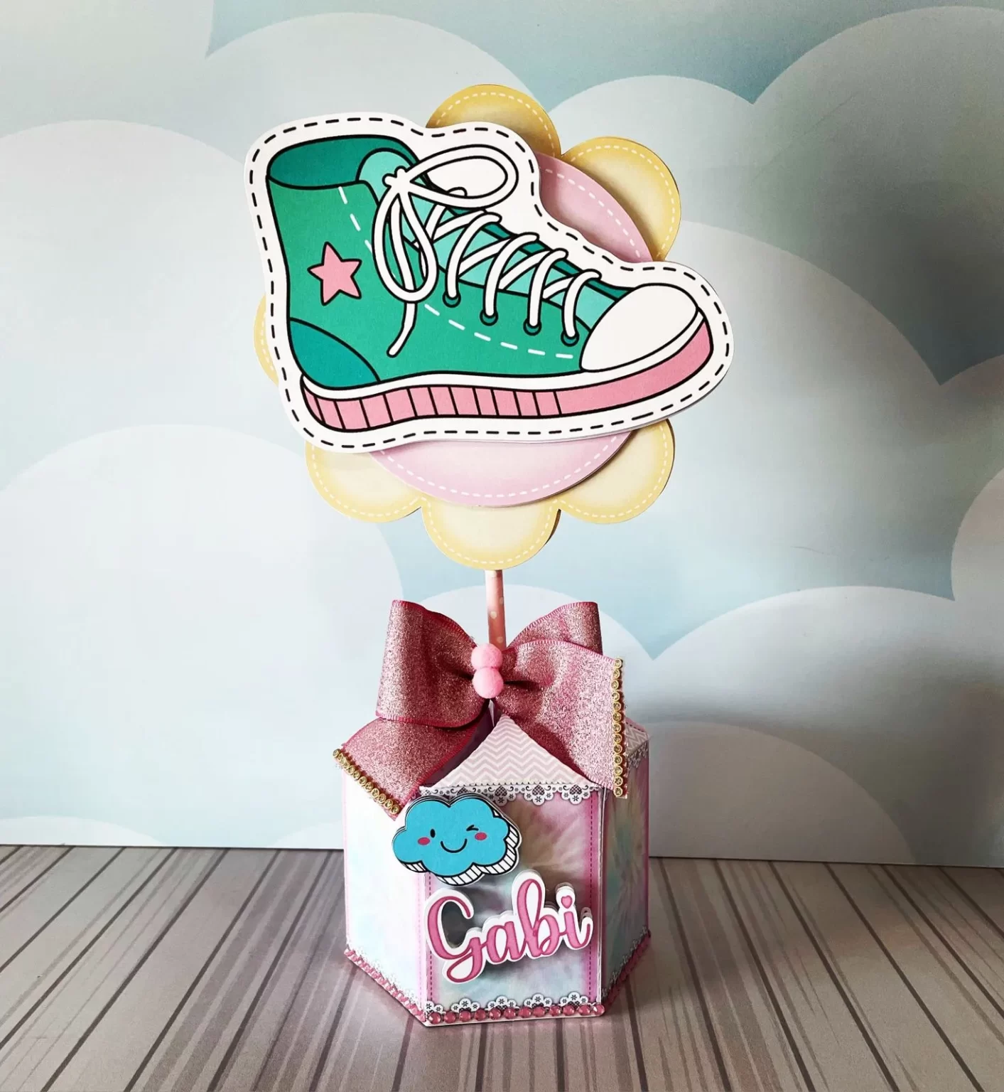 Molde de corte para topper de bolo de aniversário com os contornos de patins quad, skates e corações coloridos nos formatos Studio, PNG e PDF.