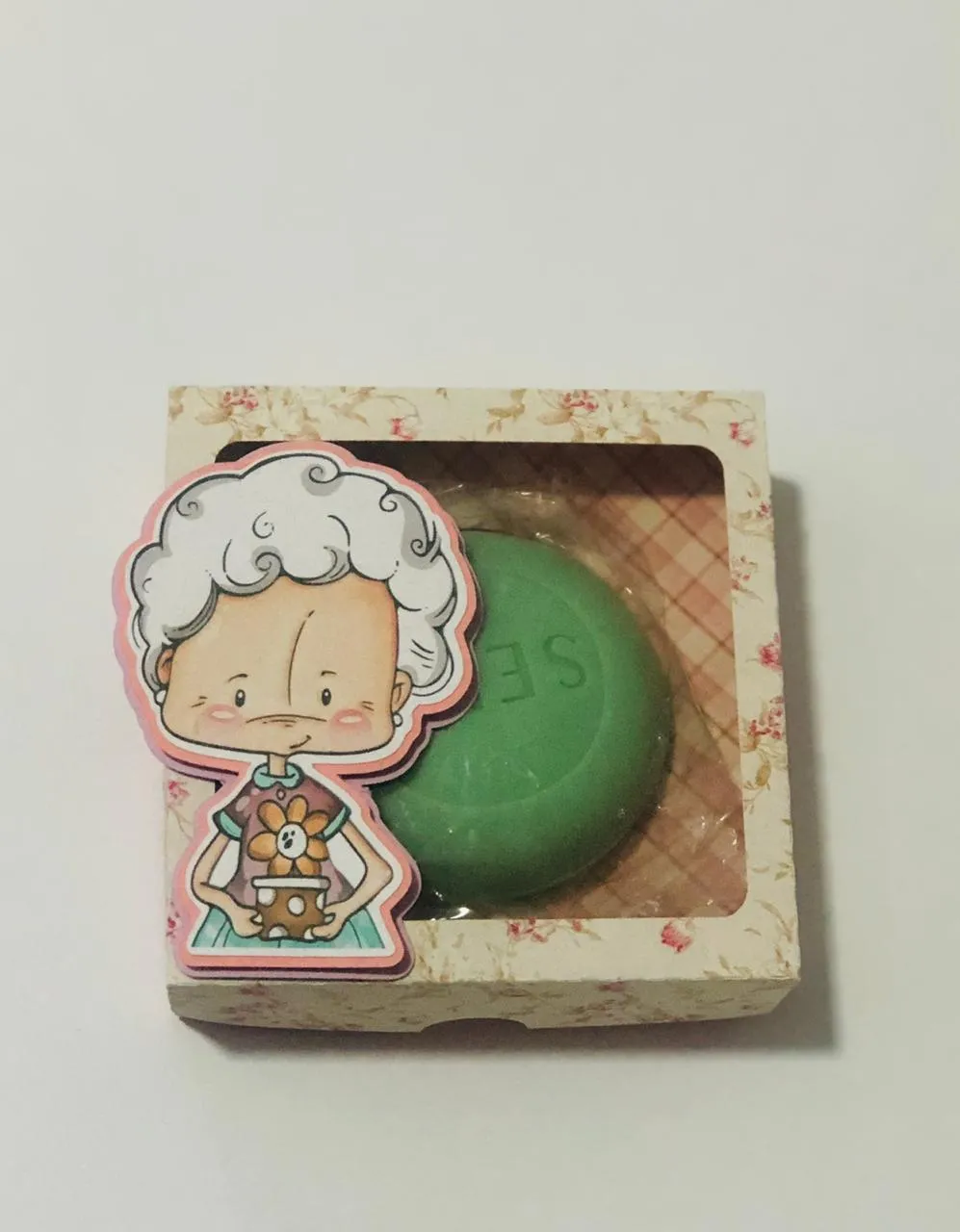 Molde de corte para topper de bolo de aniversário com os contornos de flores delicadas, borboletas e a escrita Vovó Número 1 em formatos Studio e PDF.