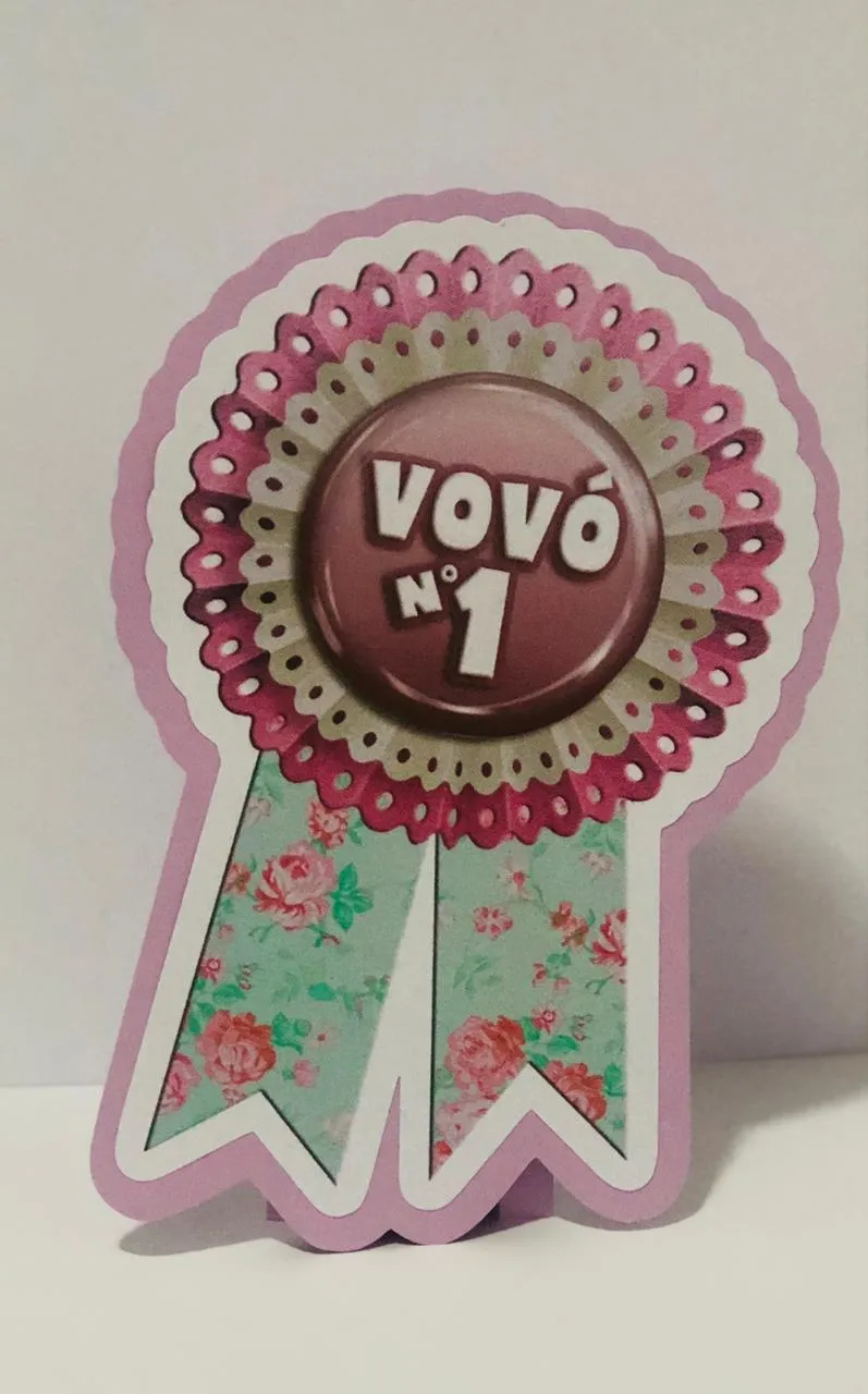 Maquete digital de caixas personalizadas e elementos decorativos de festa com o tema Vovó n°1 com linhas de vinco e detalhes florais prontos para recortar na plotter.