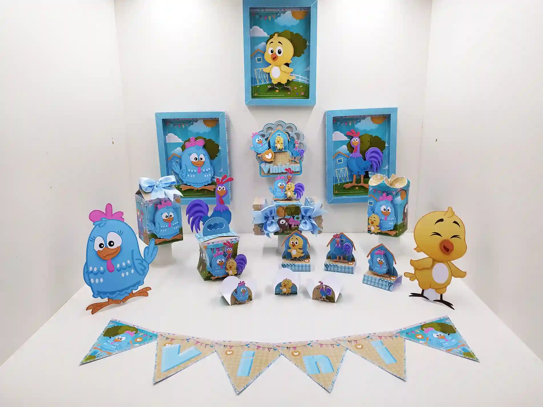 Caixas personalizadas em camadas com a Galinha Pintadinha e o Pintinho Amarelinho. Arquivo digital de corte em formatos Studio, imagem PNG e PDF.