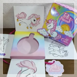 Caixa explosão personalizada de unicórnio com asas em relevo, chifre dourado e arco-íris em camadas de papel. Arquivo digital em Studio e PDF.