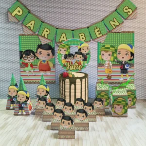 Painel e displays de mesa do Chaves na vila com o icônico barril e detalhes coloridos em camadas. Arquivos digitais nos formatos Studio, PNG e PDF.