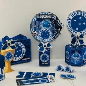 Lembrancinha personalizada de aniversário com o escudo do Cruzeiro e estrelas soltas em camadas de papel. Arquivo digital em Studio e formato PDF.