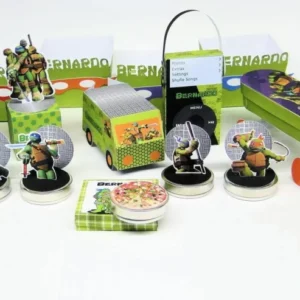 Lembrancinha de aniversário das Tartarugas Ninjas com bueiro, pizzas e personagens em camadas. Arquivo de corte digital para Silhouette Studio.