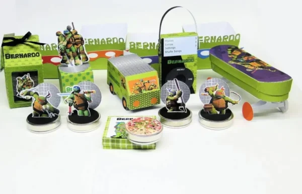 Lembrancinha de aniversário das Tartarugas Ninjas com bueiro, pizzas e personagens em camadas. Arquivo de corte digital para Silhouette Studio.