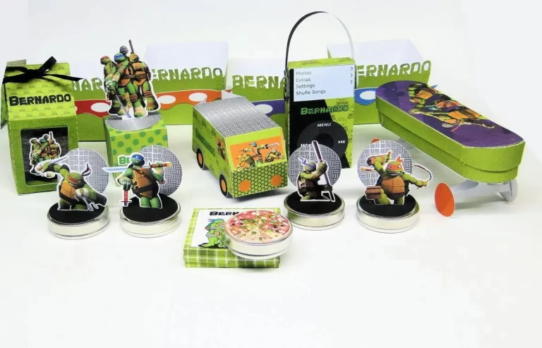 Lembrancinha de aniversário das Tartarugas Ninjas com bueiro, pizzas e personagens em camadas. Arquivo de corte digital para Silhouette Studio.