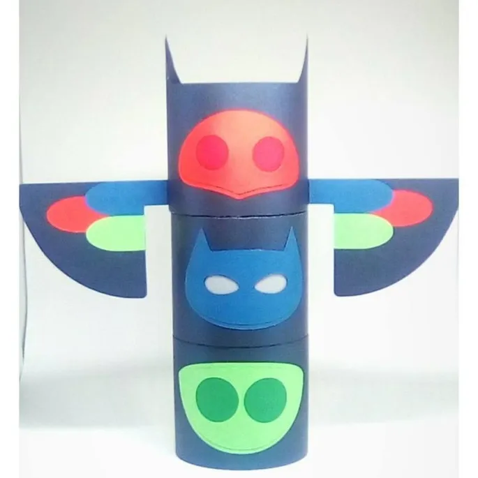 Caixa personalizada em formato de torre com os personagens do desenho PJ Masks. Arquivo de corte digital configurado para o Silhouette Studio.