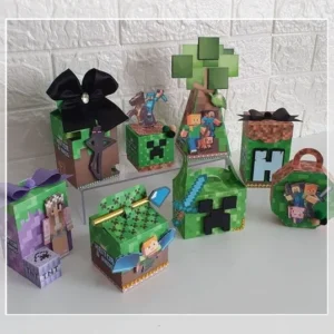 Arquivo de corte digital do tema Minecraft em formato Studio para Silhouette, mostrando blocos pixelados de grama, o personagem Steve, um Creeper verde, ferramentas de diamante e TNT estruturados em camadas geométricas prontas para edição e recorte tridimensional.