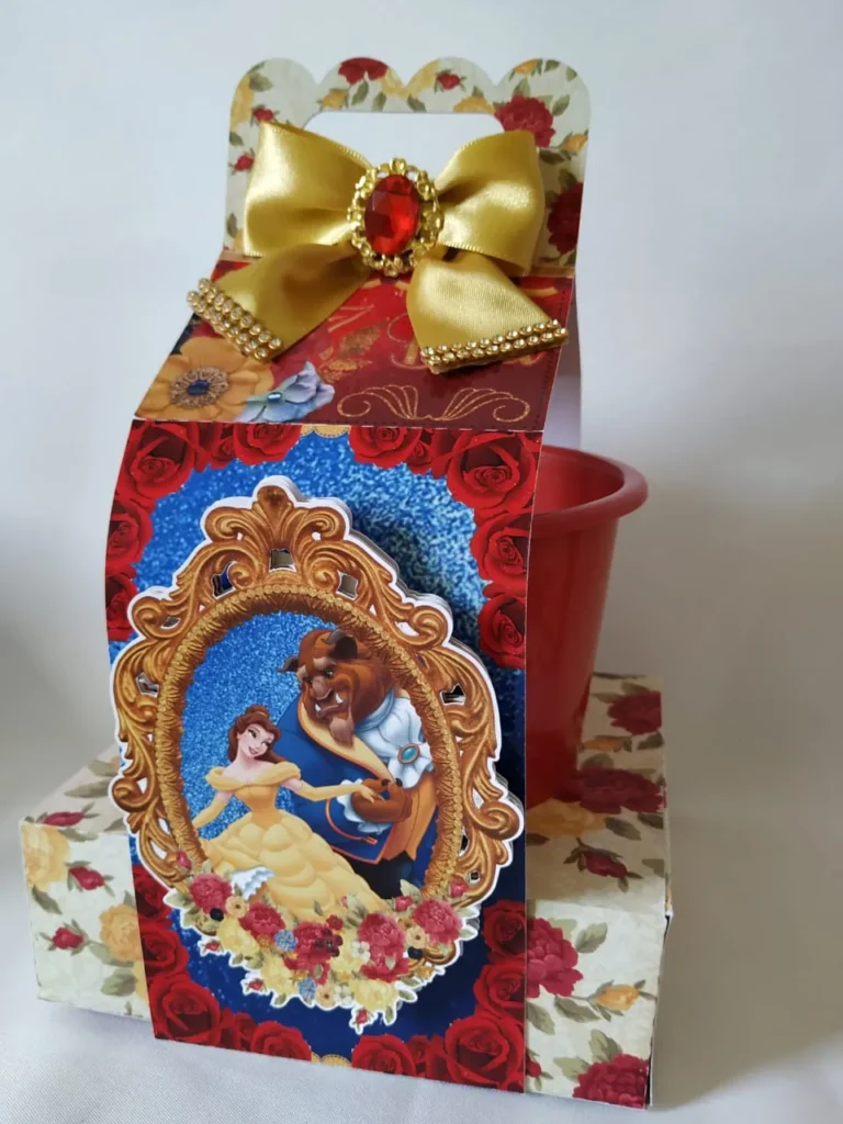 Kit de artes e moldes de caixas para doces de aniversário com corte especial do vestido da Bela. Arquivo digital nos formatos Studio e PDF.