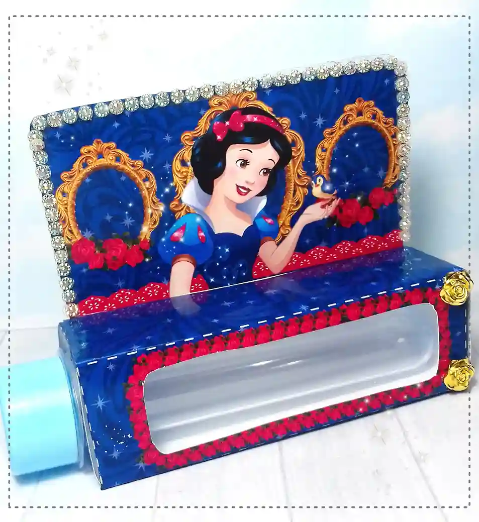 Arte digital para caixas de doces de aniversário infantil com ilustrações da Branca de Neve na floresta. Arquivo digital para corte em Studio.