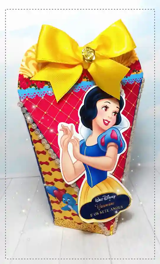 Lembrancinha personalizada de aniversário com a princesa Branca de Neve e a maçã vermelha em relevo. Arquivo de corte digital para Silhouette Studio.