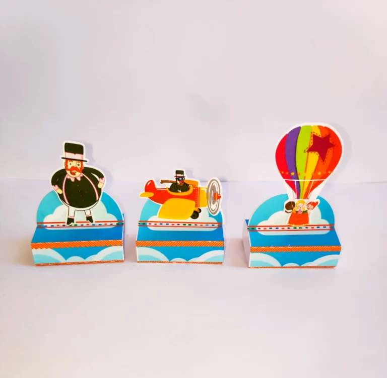 Arte digital para caixas de doces de aniversário infantil com ilustrações coloridas do Mundo Bita. Arquivo digital para corte em Studio e PDF.