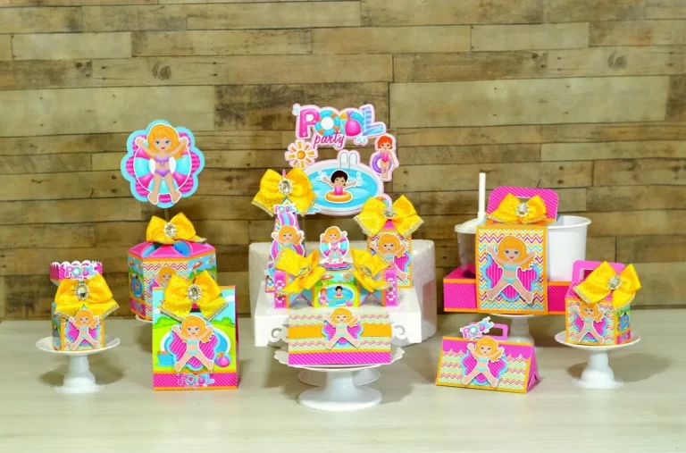Lembrancinha personalizada de aniversário com boia de flamingo rosa, coqueiros e sol em camadas de papel. Arquivo digital em Studio e formato PDF.