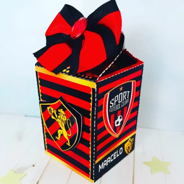 Arquivos digitais abertos em programa de recorte exibindo moldes de toppers de bolo e tags decorativas com o escudo oficial e o mascote do Sport Recife.