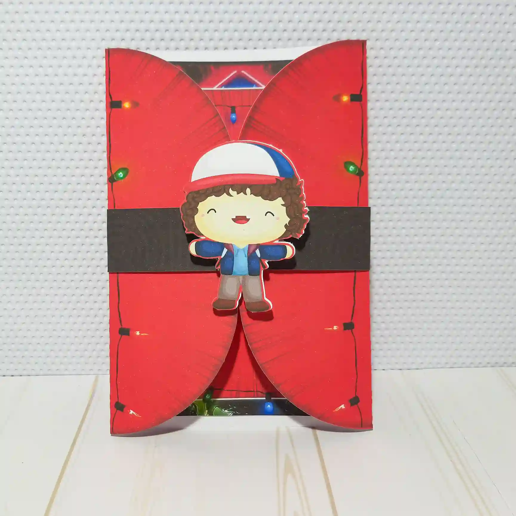 Kit de artes e moldes de caixas para doces de aniversário com o tema Stranger Things. Arquivo digital em alta qualidade nos formatos Studio e PDF.