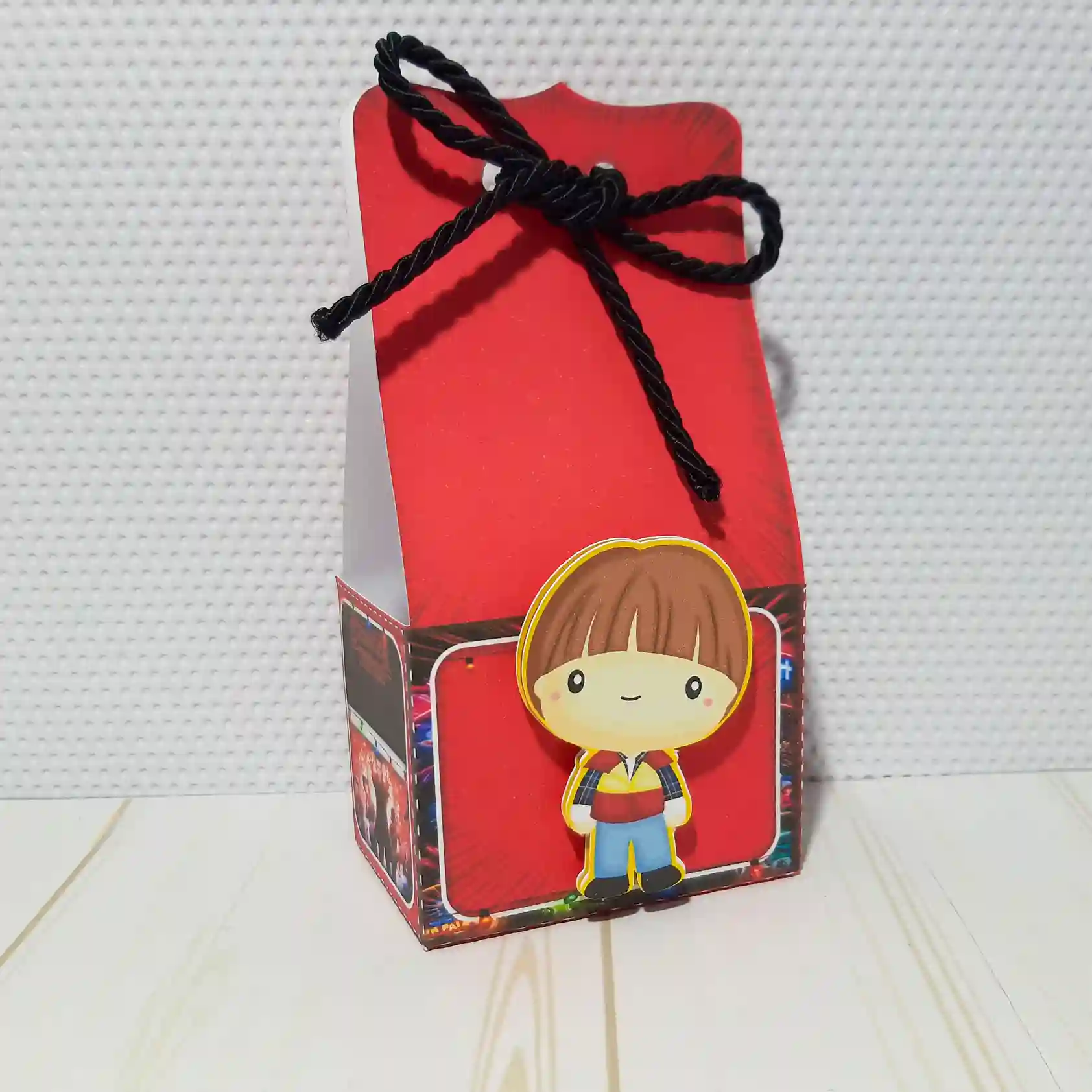 Elementos decorativos de aniversário com temática de suspense e fontes clássicas da série. Arquivo de corte digital nas extensões PDF e Silhouette Studio.