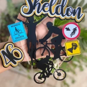 Arquivo de corte digital de topo de bolo no tema Bicicleta em formato Studio para Silhouette, mostrando uma bicicleta vintage detalhada com cestinha de flores, nuvens delicadas e ramos de folhas dispostos em camadas prontas para recorte tridimensional.