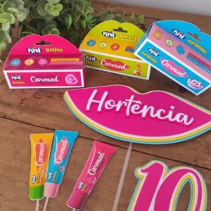 Topper de bolo personalizado no tema Carmed Fini. Arquivo de corte digital exclusivo para Silhouette Studio, ideal para decoração de festa juvenil.