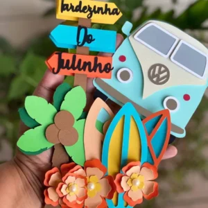 Arquivo de corte digital de topo de bolo no tema Kombi Azul em formato Studio para Silhouette, mostrando uma Kombi vintage azul clássica detalhada, pranchas de surfe, coqueiros e elementos retrô dispostos em camadas prontas para recorte tridimensional.