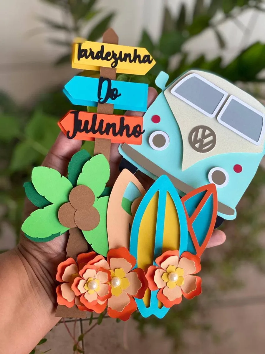 Arquivo de corte digital de topo de bolo no tema Kombi Azul em formato Studio para Silhouette, mostrando uma Kombi vintage azul clássica detalhada, pranchas de surfe, coqueiros e elementos retrô dispostos em camadas prontas para recorte tridimensional.