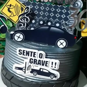 Topper de bolo Som Automotivo 3D com alto-falantes, paredão de som e picapes no Silhouette Studio.