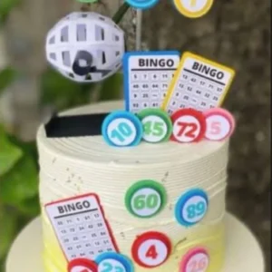Arquivo de corte digital de topo de bolo no tema Bingo em formato Studio para Silhouette, mostrando um globo de sorteio vazado, cartelas de bingo com números, bolas numeradas coloridas e fichas dispostas em camadas prontas para recorte tridimensional.
