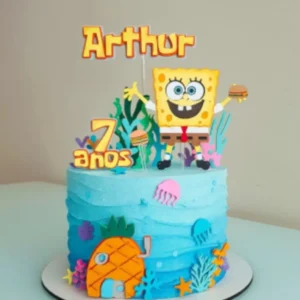 Arquivo de corte digital de topo de bolo no tema Bob Esponja em formato Studio para Silhouette, mostrando o personagem sorridente ao lado de sua casa de abacaxi, Patrick Estrela, águas-vivas e bolhas de ar dispostas em camadas prontas para recorte tridimensional.