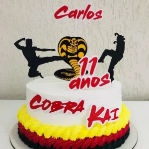Arquivo de corte digital de topo de bolo no tema Cobra Kai em formato Studio para Silhouette, mostrando a silhueta da icônica cobra naja pronta para o ataque, cercada por faixas de artes marciais, elementos em kanji e uma moldura circular em camadas prontas para recorte tridimensional.