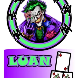 Arquivo de corte digital de topo de bolo no tema Coringa em formato Studio para Silhouette, mostrando a silhueta do personagem com seu sorriso icônico, naipes de cartas de baralho, balões de diálogo com risadas "Haha" e detalhes urbanos dispostos em camadas prontas para recorte tridimensional.