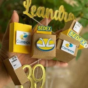 Arquivo de corte digital de topo de bolo inspirado nos Correios em formato Studio para Silhouette, mostrando uma van de entregas amarela, caixas de papelão prontas, cartas com selos e o logotipo característico em camadas sobrepostas para recorte tridimensional.