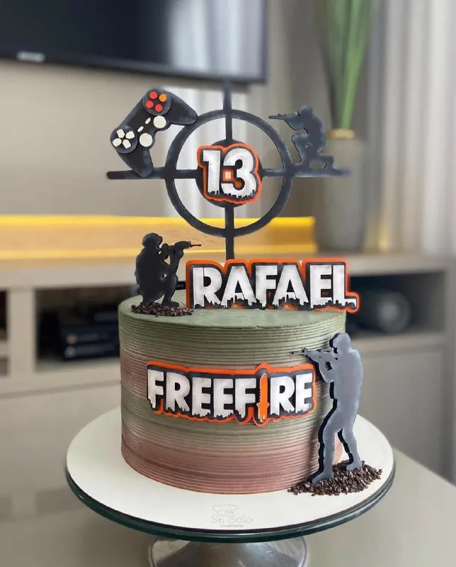 Topper de bolo personalizado no tema Free Fire. Arquivo de corte digital exclusivo para Silhouette Studio, ideal para decoração de festa juvenil.