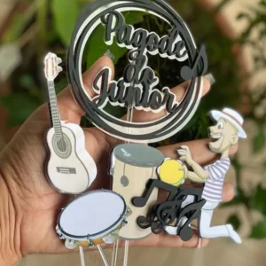 Arquivo de corte digital de topo de bolo no tema Pagode em formato Studio para Silhouette, mostrando um pandeiro detalhado, um cavaquinho, notas musicais, um copo de chopp com espuma e elementos decorativos de "boteco" dispostos em camadas prontas para recorte tridimensional.