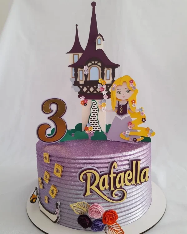 Arquivo de corte digital de topo de bolo no tema Rapunzel Enrolados em formato Studio para Silhouette, mostrando a silhueta da torre, a trança dourada com flores, o camaleão Pascal e o sol do reino dispostos em camadas prontas para recorte tridimensional.