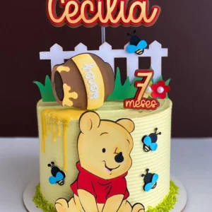 Arquivo de corte digital de topo de bolo no tema Ursinho Pooh em formato Studio para Silhouette, mostrando o clássico urso amarelo com sua camiseta vermelha ao lado de um pote de mel, abelhas e nuvens fofas dispostas em camadas prontas para recorte tridimensional.