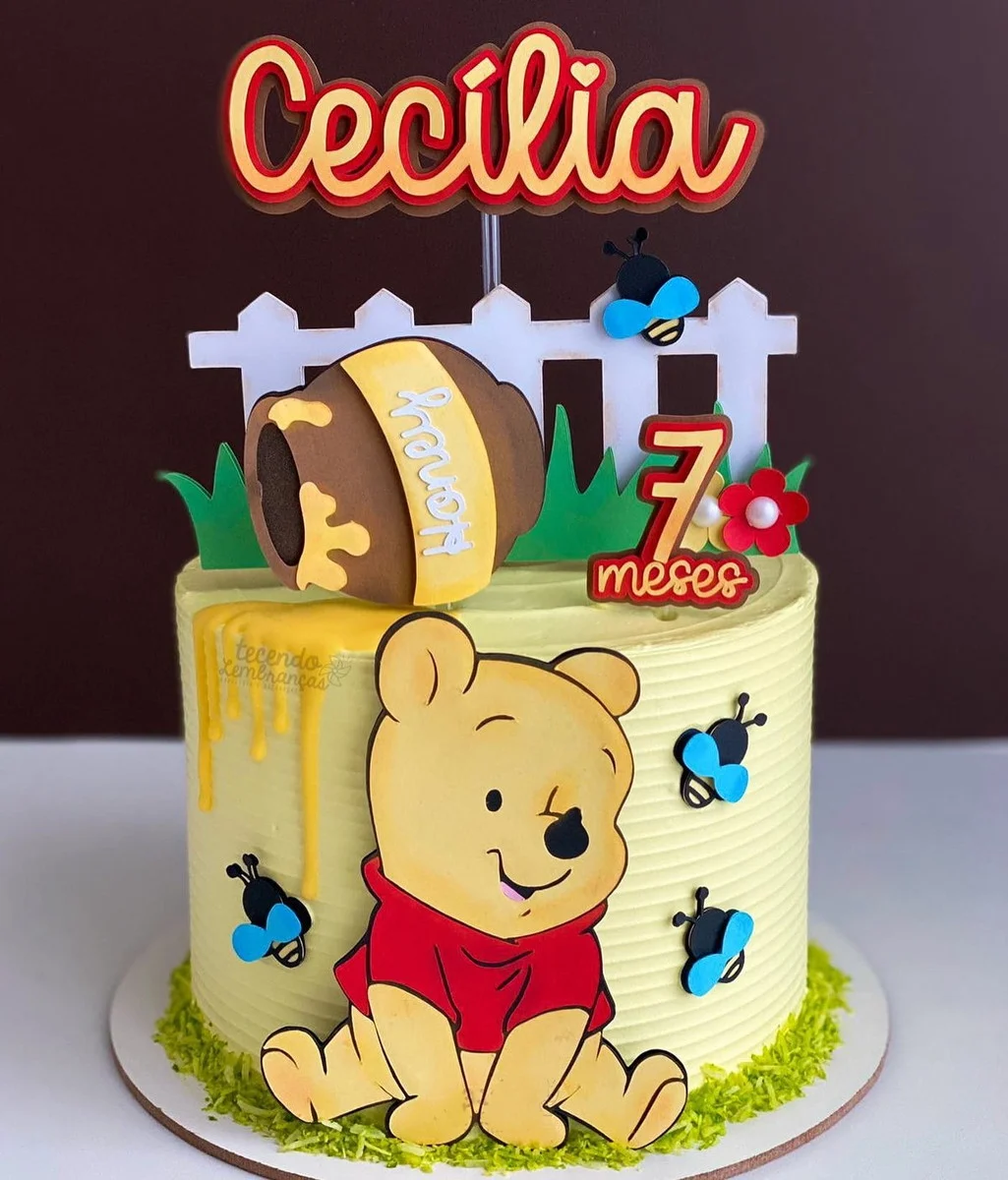 Arquivo de corte digital de topo de bolo no tema Ursinho Pooh em formato Studio para Silhouette, mostrando o clássico urso amarelo com sua camiseta vermelha ao lado de um pote de mel, abelhas e nuvens fofas dispostas em camadas prontas para recorte tridimensional.