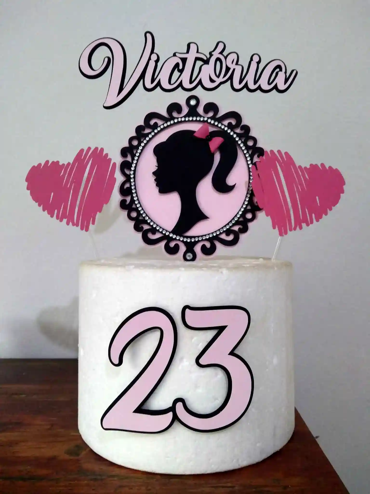 Topper de bolo personalizado no tema Barbie de cor de rosa. Arquivo de corte digital exclusivo para Silhouette Studio para decoração de festa.