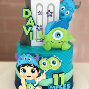 Arquivo de corte digital de topo de bolo do tema Monstros S.A. em formato Studio para Silhouette, mostrando os personagens Sullivan azul e James, o Mike Wazowski verde de um olho só e a pequena Boo ao lado de portas coloridas dispostas em camadas para recorte tridimensional.