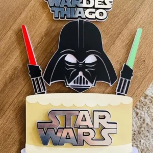 Topper de bolo personalizado de Star Wars com sabres de luz cruzados, naves e estrelas em camadas. Arquivo de corte digital para Silhouette Studio.