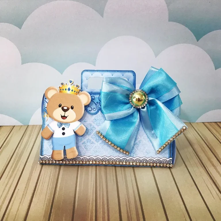Caixas personalizadas em camadas com coroa real de príncipe, ramos dourados e ursinho fofo. Arquivo digital de corte em Studio, PDF e imagem PNG.