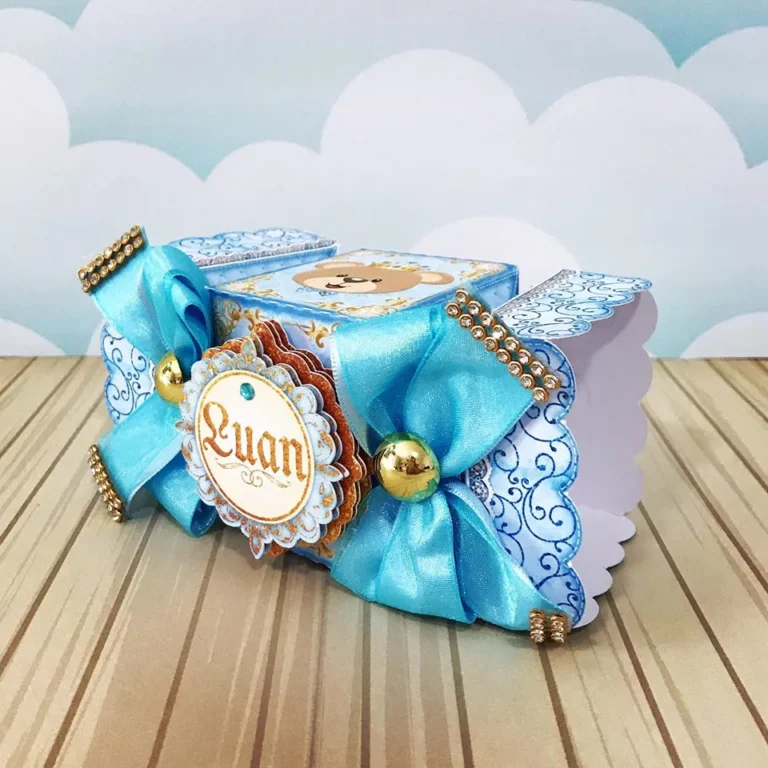 Lembrancinha de ursinho príncipe com coroa dourada e detalhes em azul. Ficheiro de corte digital nos formatos Studio, PDF e imagem PNG.